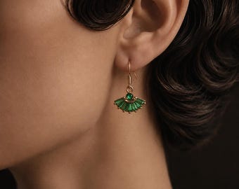 Op art deco geïnspireerde smaragdgroene waaieroorbellen
