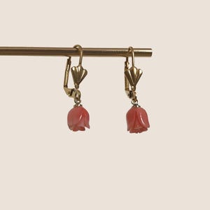 Orecchini a forma di rosa in stile Art Déco con pietra di corallo