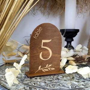 Décor de table de mariage Numéros de table minimalistes Décor de pièce maîtresse Numéros de table en bois Décor de table rustique Numéros de table de fête Signes de table