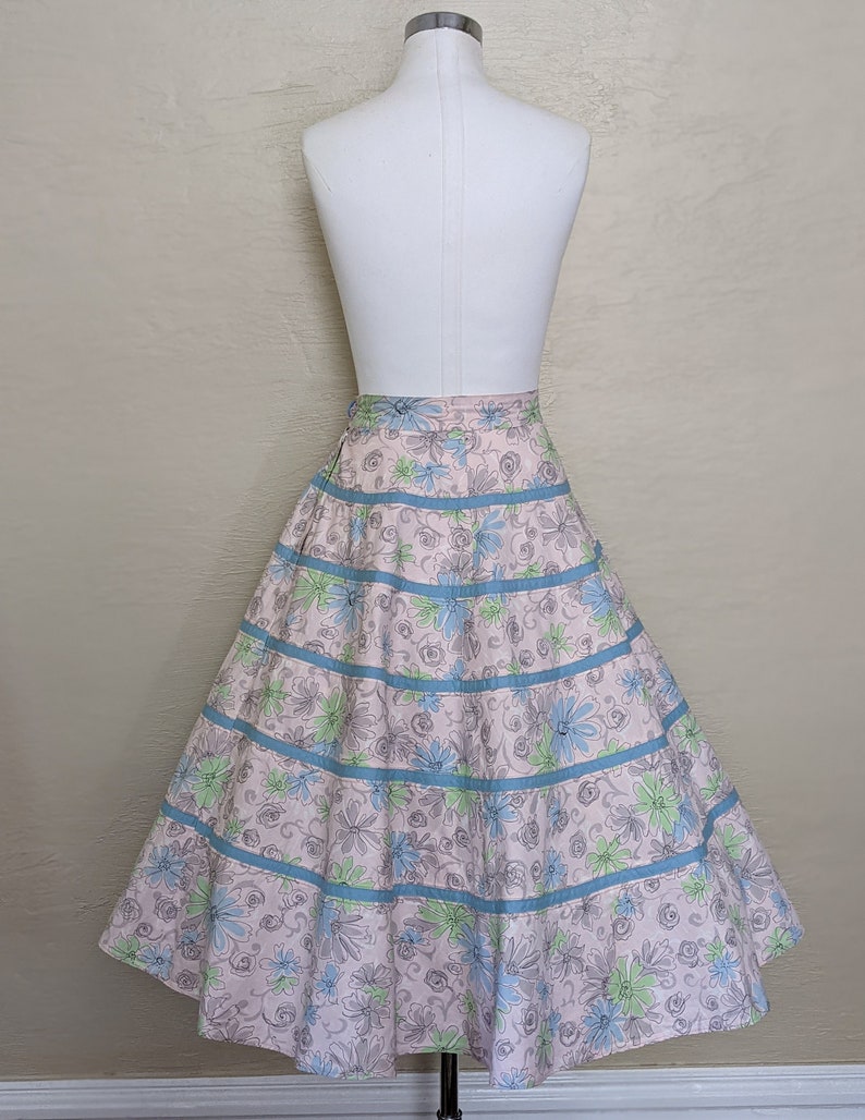 Demure Daisies Playful 1950s Tiered Circle Skirt 50s Novelty Print Skirt 1950s 50s vintage Skirt Swing Skirt Circle Skirt W28 image 3