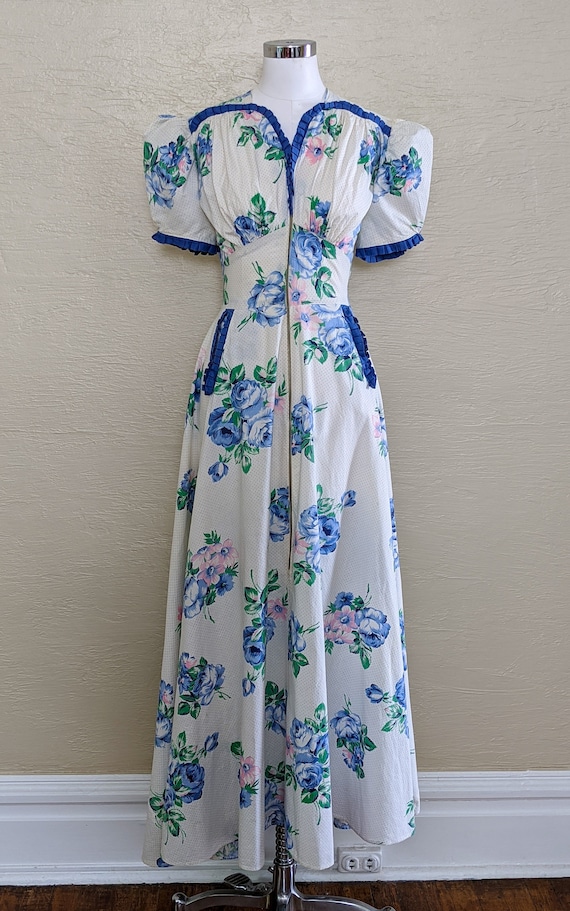 Outstanding! 1940s Cabbage Rose Housecoat - Hostes