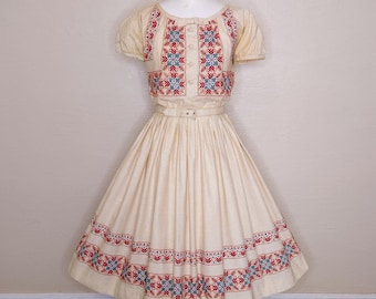 Criss Cross Applesauce - Darling Cross Stitch Print 1950s 50s Peasant Dress - Vintage 1950s 50s Novelty Border Print Peasant Dress - W27”