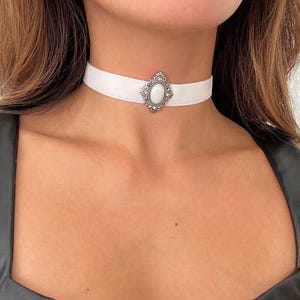 White Velvet Choker/ Victorian Choker/ Edwardian Necklace/ Gothic Choker/ Regency Core/ Winter Costume/ Cosplay/ Halloween/ Halloween