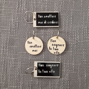 Customizable motivational wooden key holder