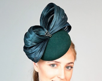 Grüne Pillbox Percher Cocktail Hut, Filz, benutzerdefinierte Hut, Hochzeit Hut, Cheltenham Rennen, Fascinator - 'Winter Aurelia'