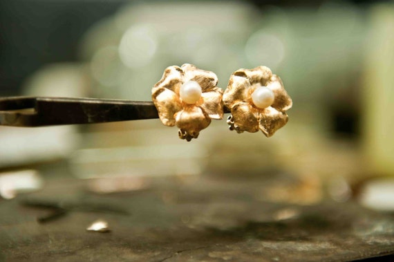 14k Gold Vintage 1940s Pearl Flower Earrings - image 3