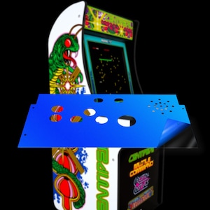 Peut inclure: Un panneau de commande en métal bleu avec plusieurs découpes rondes pour les boutons et une grille de haut-parleur. Le panneau est conçu pour un cabinet de jeu d'arcade. Le panneau est partiellement décollé pour révéler un dos noir.