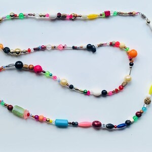 Colar de contas Pop of Colors, contas sortidas, peça única de destaque, comprimento de ópera de 32" (81 cm) com a letra "S"!
