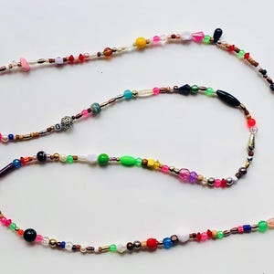Collar de cuentas con toques de colores, cuentas surtidas, pieza única, largo estilo ópera de 32" (81 cm) y con la letra "D".