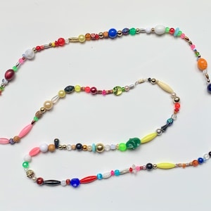 Colar de contas Pop of Colors, contas sortidas, peça única de destaque, comprimento de ópera de 32" (81 cm) com a letra "E"!