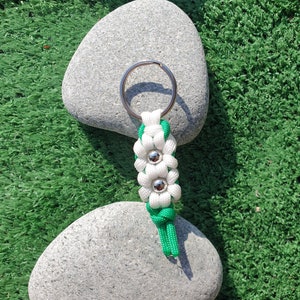 Beaded Daisy Simple Braiding Key Door in Green and White Tones