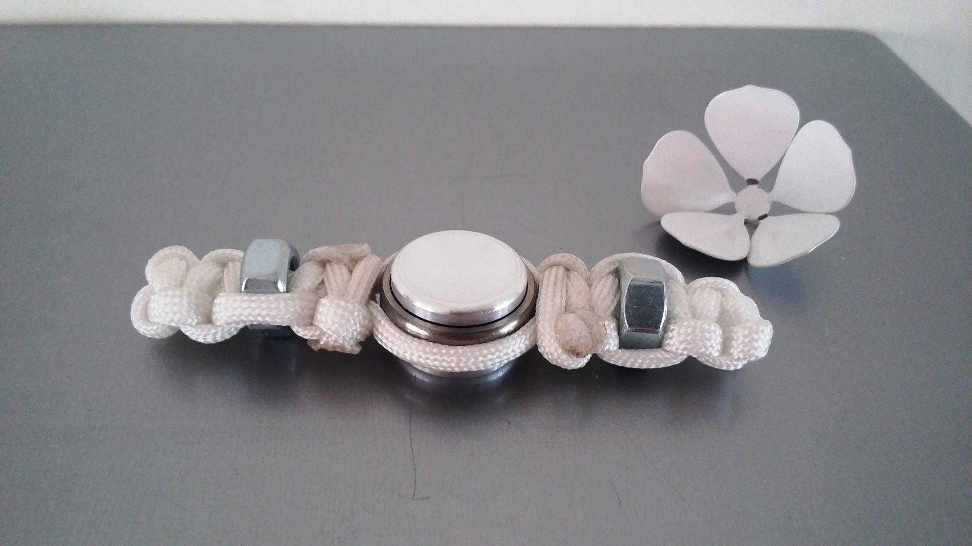 Hand Spinner Fidget en Paracorde avec Boulons