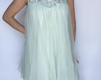Camisón vintage estilo Sabrina Carpenter en verde menta de los años 70.