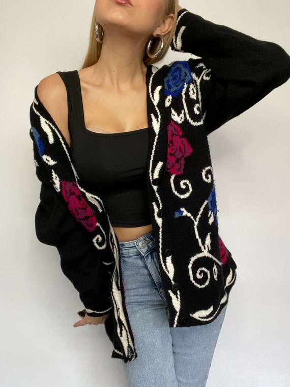 Vintage floral cardigan in chic black white blue … - image 8