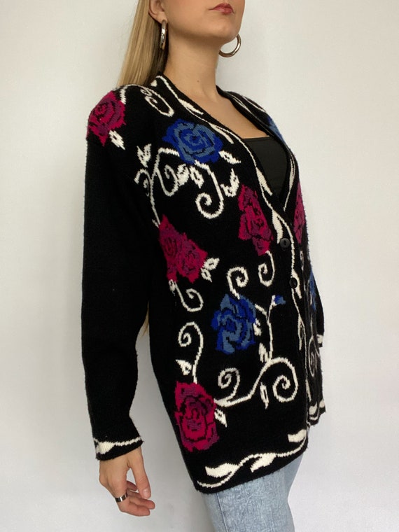 Vintage floral cardigan in chic black white blue … - image 5