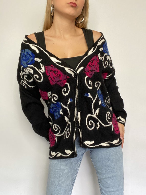 Vintage floral cardigan in chic black white blue … - image 9