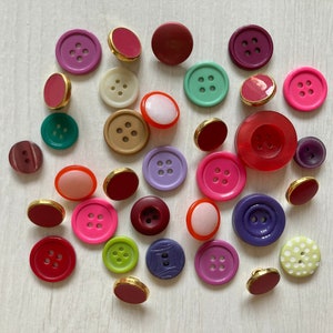 Mixed set of 30 vintage plastic buttons, Assorted old buttons, Buttons for scrapbooking, Lot of retro buttons, Vintage sewing notions