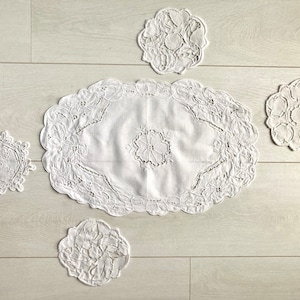 White vintage dresser scarf and 4 embroidered doilies, Wedding cotton napkins, Fabric table runner, Farmhouse kitchen decor, Lace tablecloth