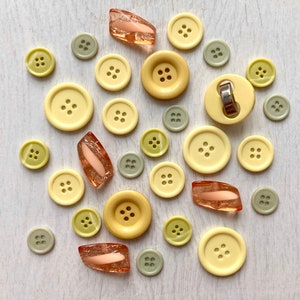 30+ yellow vintage buttons, Mixed plastic buttons for craft, Old assorted sewing buttons, Scrapbooking embellishments, Junk journal buttons
