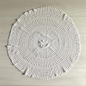 Large vintage crochet doily 31&quot;, Round lace tablecloth, White wedding doily, Farmhouse centerpiece, Cotton table cover, Handmade textile