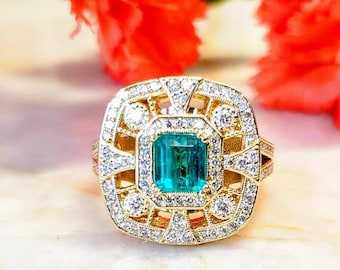 Colombian Emerald and diamond Ring in 14kt Yellow Gold.