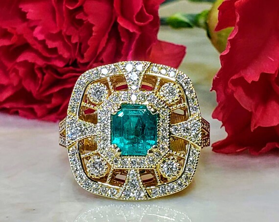 Colombian Emerald and diamond Ring in 14kt Yellow Gold.