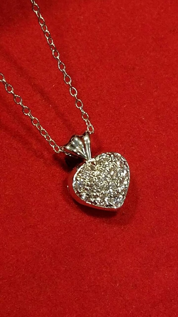 Heart pendant with diamonds in white gold.