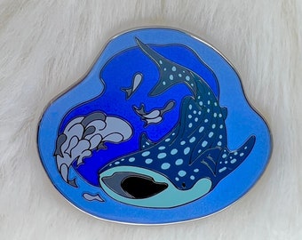 Spilla in smalto rigido a forma di squalo balena, serie "Meraviglie dell'Oceano" - Vita Marina - Spilla da bavero
