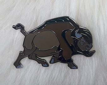 Spilla in smalto duro raffigurante un bisonte americano, accessorio di gioielleria Art Déco a tema fauna selvatica, distintivo da bavero da collezione.
