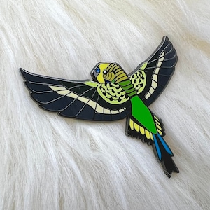 Spilla in smalto duro con parrocchetto verde / Spilla con pappagallo ondulato / Spilla con pappagallo ondulato / Spilla con uccello / Art Deco