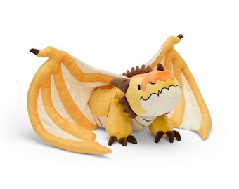Puede incluir: Un peluche de dragón en tonos amarillo, naranja y marrón. El dragón tiene grandes alas, una cara sonriente y garras detalladas. El juguete está diseñado para ser suave y tierno, para niños.