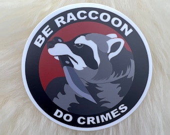 Könnte beinhalten: Ein schwarz-weißer Aufkleber mit rotem Hintergrund. Der Aufkleber zeigt einen Cartoon-Waschbären, der ein Messer hält, und den Text "BE RACCOON DO CRIMES".