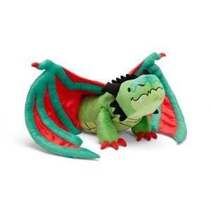 Puede incluir: Un peluche de dragón verde con alas rojas y verdes. El dragón tiene una cabeza verde claro, detalles negros y garras rojas. Las alas son verdes con la parte inferior roja.