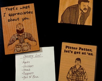 Könnte beinhalten: Vier Holzschildchen mit verschiedenen Sprüchen und Illustrationen. Das erste Schildchen sagt "That's what I appreciates about you." und zeigt eine Karikatur eines Mannes mit Bart. Das zweite Schildchen sagt "F*cking Embarrassing" und zeigt eine Karikatur eines Mannes im Anzug. Das dritte Schildchen sagt "Grocery List: Apples, chicken, Steak, Puppers, Gus N' Bru." Das vierte Schildchen sagt "Pitter Patter, let's get at 'er." und zeigt eine Karikatur eines Mannes in einem karierten Hemd.
