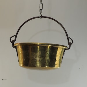 Old copper cauldron/witch's cauldron/jardiniere/vintage