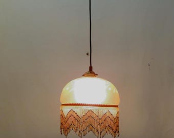 Wisząca lampa ze szkła mrożonego w stylu vintage z frędzlami z koralików - lampa w stylu art deco z lat 50.