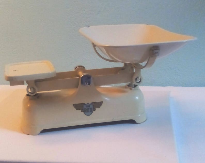 Beautiful old scale The Rex enamelled color ivory vintage by weylux antique Cast