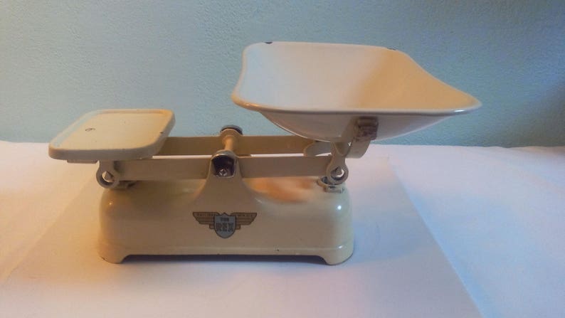 Beautiful old scale The Rex enamelled color ivory vintage by weylux antique Cast