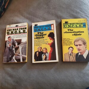 ロバート・ヴォーンとデヴィッド・マッカラム直筆サイン入り大型写真 ロバート・ヴォーンがサインした「007 ノー・タイム・プリズン