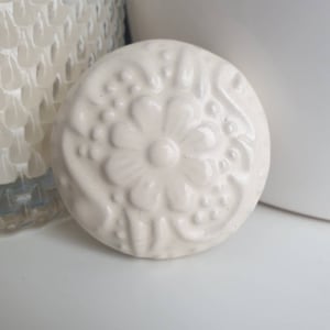 Australia Star Seller White or Cream Ceramic Porcelain Daisy Door Knobs Furniture Drawer Bedside Cabinet Kitchen