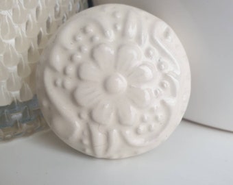 White Ceramic Daisy Door Knob: Furniture Drawer Pull, 3.8cm