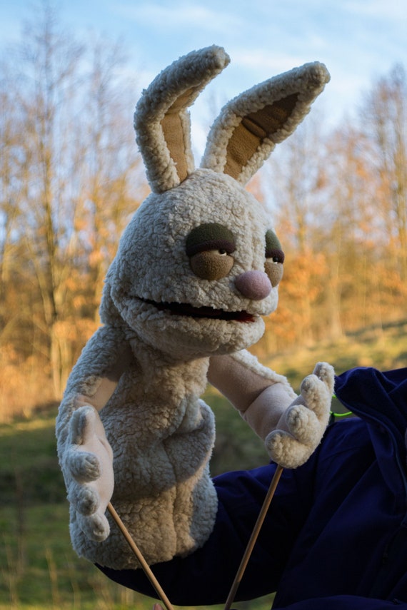 Marionnette professionnelle faite main de monstre velu de lapin de  ventriloque factice, jouets d'accessoire de thérapie -  France