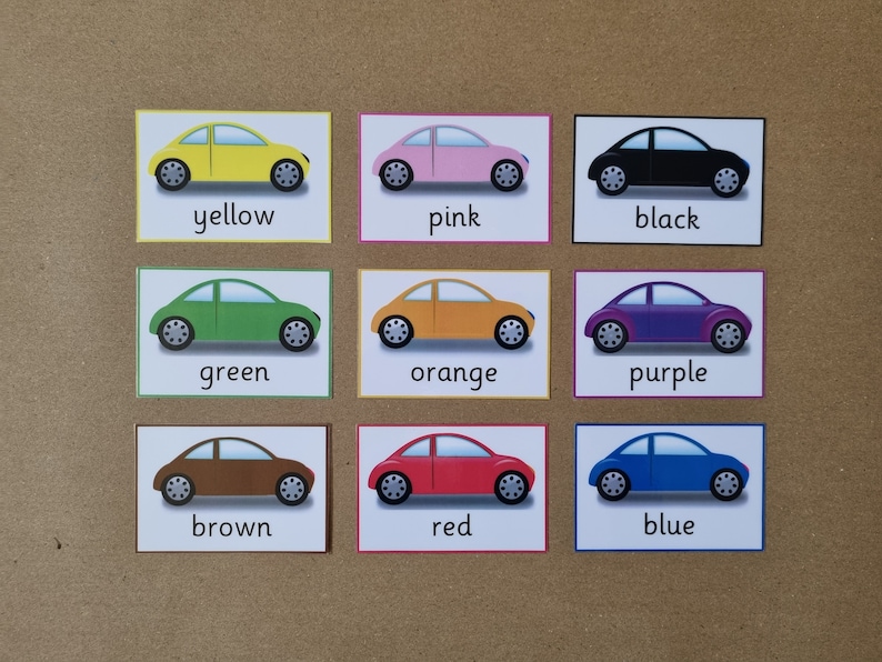 Może przedstawiać: Dziewięć kart z kolorowymi ilustracjami samochod&oacute;w. Każda karta przedstawia samoch&oacute;d w innym kolorze: ż&oacute;łtym, r&oacute;żowym, czarnym, zielonym, pomarańczowym, fioletowym, brązowym, czerwonym i niebieskim. Nazwa koloru jest wydrukowana pod każdym samochodem.