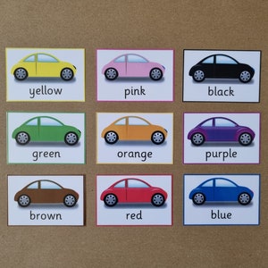 Może przedstawiać: Dziewięć kart z kolorowymi ilustracjami samochod&oacute;w. Każda karta przedstawia samoch&oacute;d w innym kolorze: ż&oacute;łtym, r&oacute;żowym, czarnym, zielonym, pomarańczowym, fioletowym, brązowym, czerwonym i niebieskim. Nazwa koloru jest wydrukowana pod każdym samochodem.