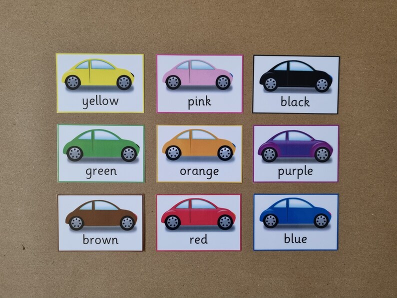 Może przedstawiać: Dziewięć kart z kolorowymi ilustracjami samochod&oacute;w. Każda karta przedstawia samoch&oacute;d w innym kolorze: ż&oacute;łtym, r&oacute;żowym, czarnym, zielonym, pomarańczowym, fioletowym, brązowym, czerwonym i niebieskim. Nazwa koloru jest wydrukowana pod każdym samochodem.