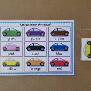 Może przedstawiać: Gra w dopasowywanie kolor&oacute;w z ilustracjami samochod&oacute;w w r&oacute;żnych kolorach: zielonym, fioletowym, brązowym, r&oacute;żowym, czarnym, niebieskim, ż&oacute;łtym, pomarańczowym i czerwonym. Tekst "Can you match the colours?" jest wyświetlany nad samochodami. Osobna karta przedstawia ż&oacute;łty samoch&oacute;d.