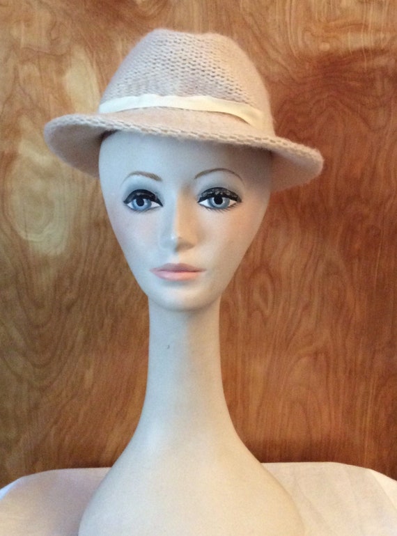 Vintage women’s fedora beige knit hat vintage wint