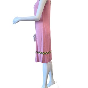 Vintage summer sheath dress Puritan Forever Young sleeveless pink linen with floral appliqués 1960s 1970s spring dress image 2