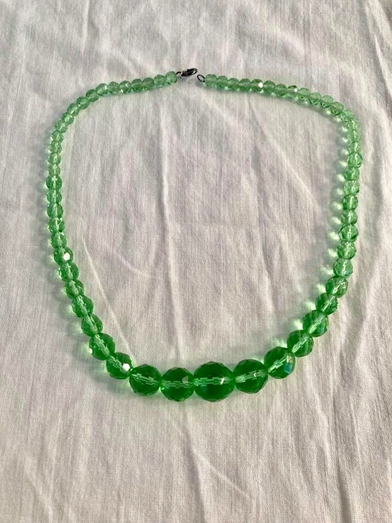 Vintage green faceted glass necklace graduated be… - image 3