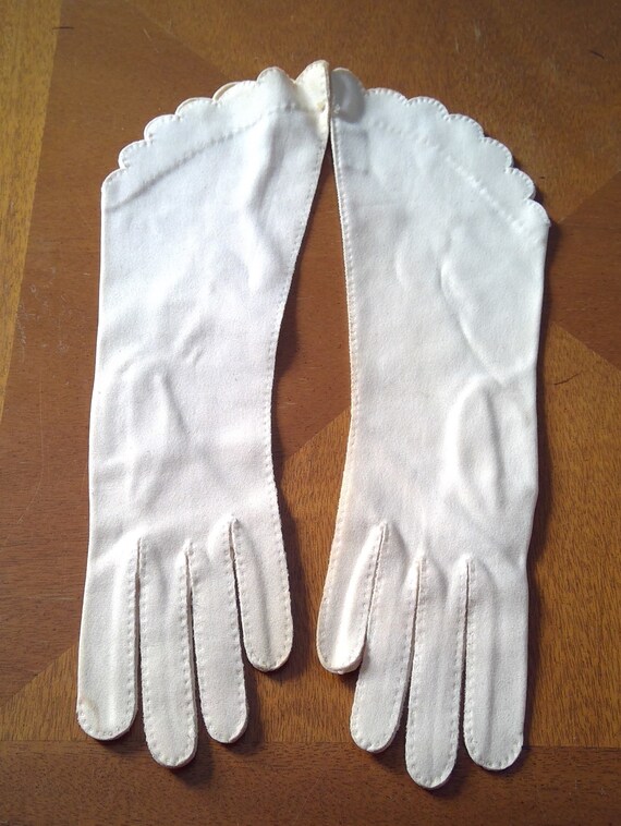 vintage Lilly Dache gloves scalloped cuffs gauntle